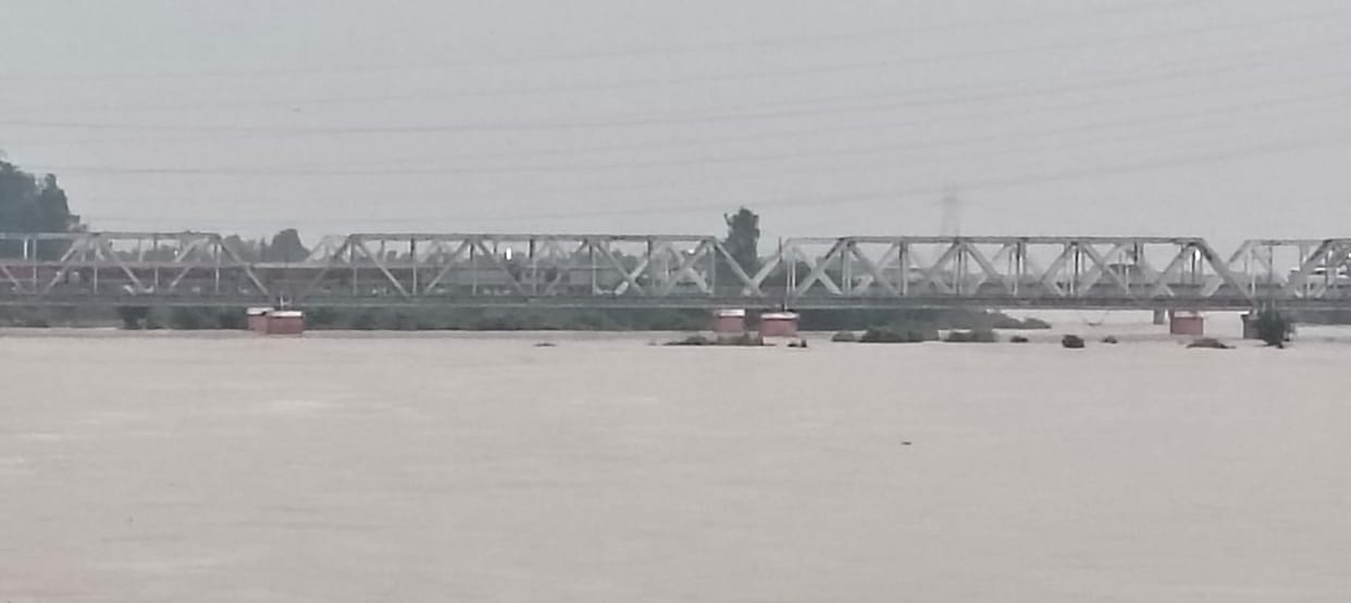 Ramganga in spate in Mundhapande, Gagan 24 cm above danger level