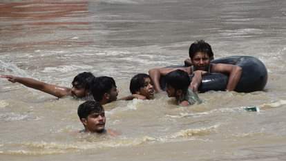 Ramganga in spate in Mundhapande, Gagan 24 cm above danger level