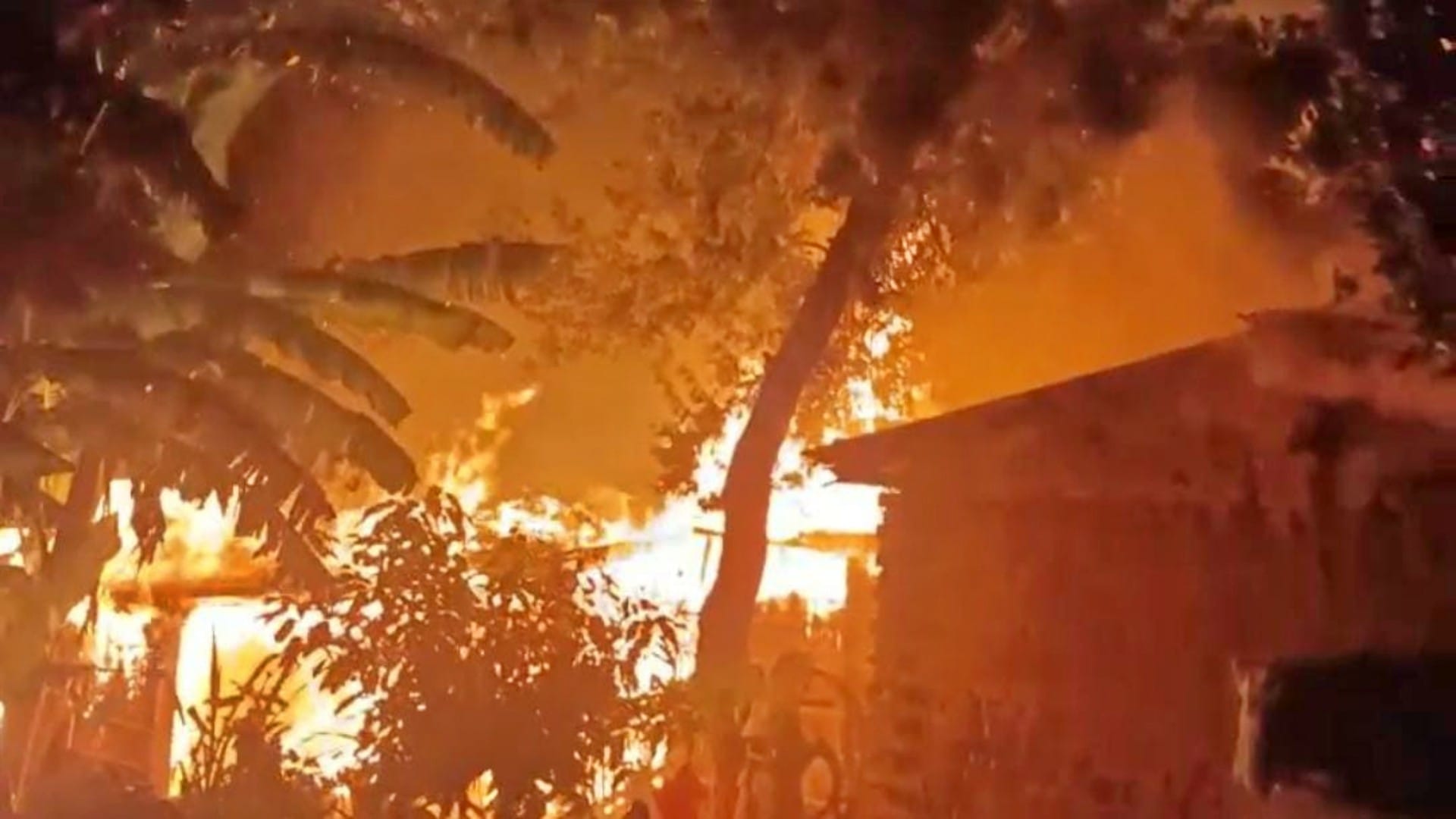 Muzaffarpur 2 houses burnt to ashes due to massive fire caused by short circuit property worth lakhs destroyed