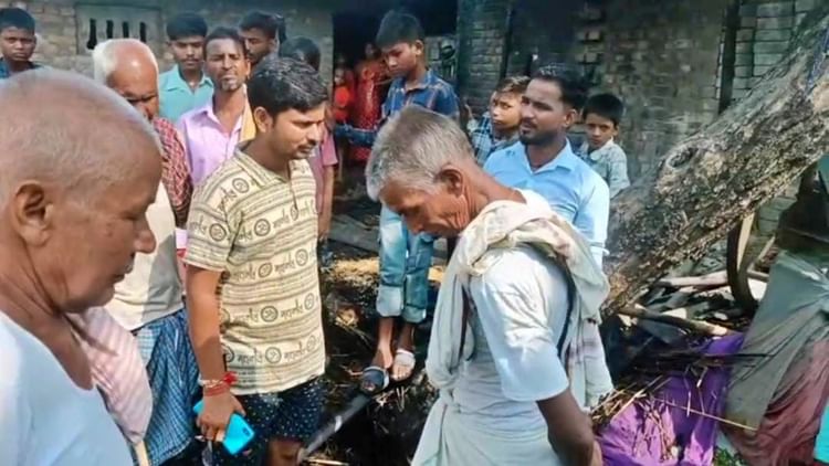 Bihar News: भीषण आग लगने से दो घर जलकर राख, लाखों की संपत्ति नष्ट; अहले सुबह पंचायत में मची अफरातफरी