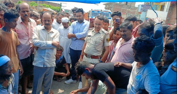 Bihar News: ग्रामीणों ने बिजली-पानी की समस्या को लेकर किया हल्ला बोल, पांच घंटे सड़क रही जाम