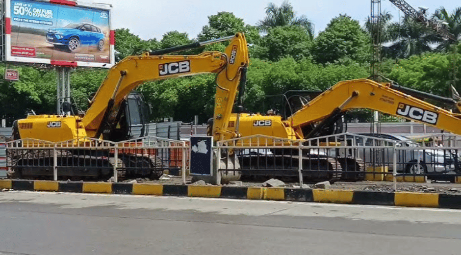 indore news flyover construction delayed at satsang chowk, only 10 percent work done in 18 months