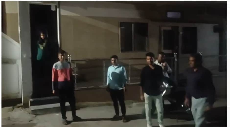 दहशत के बाद घरों से बाहर निकले लोग