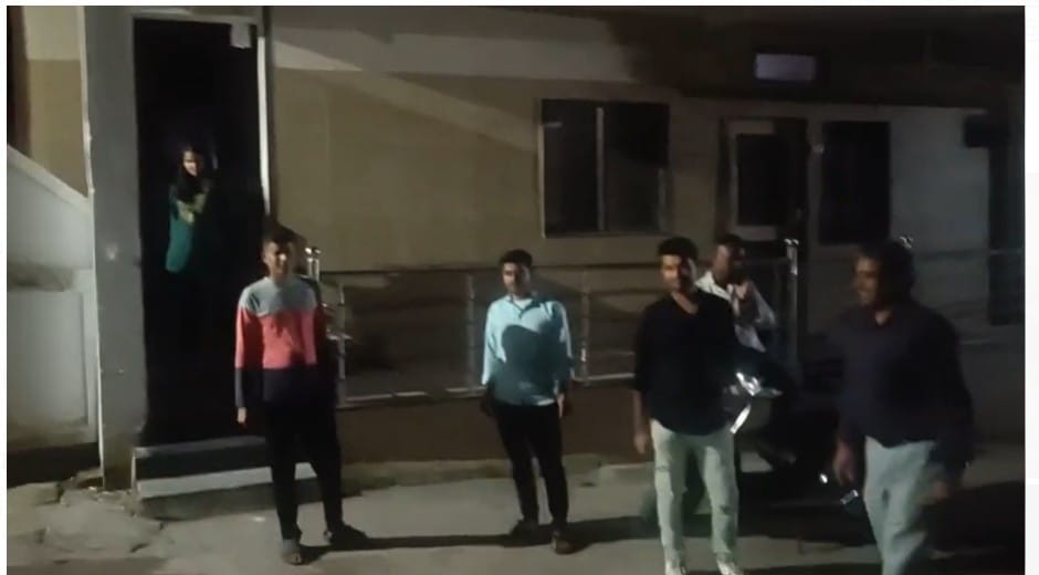 दहशत के बाद घरों से बाहर निकले लोग