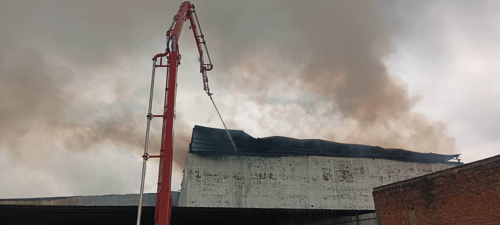 huge fire broke out in mushroom production centre at Bewar in Mainpuri