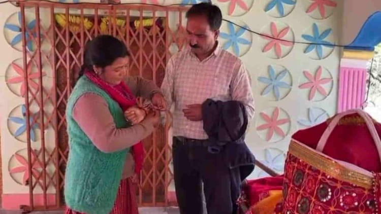 Uttarakashi Cloudburst: धराली आपदा में लापता भाइयों का इंतजार करती रह गई बहनें, ऐसे निभाई रस्म, छलके आंसू