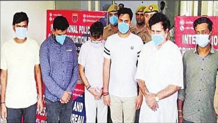 UP : नोएडा में फर्जी पुलिस के दफ्तर का भंडाफोड़, छापा मारने पर मिले मंत्रालय के दस्तावेज, छह गिरफ्तार
