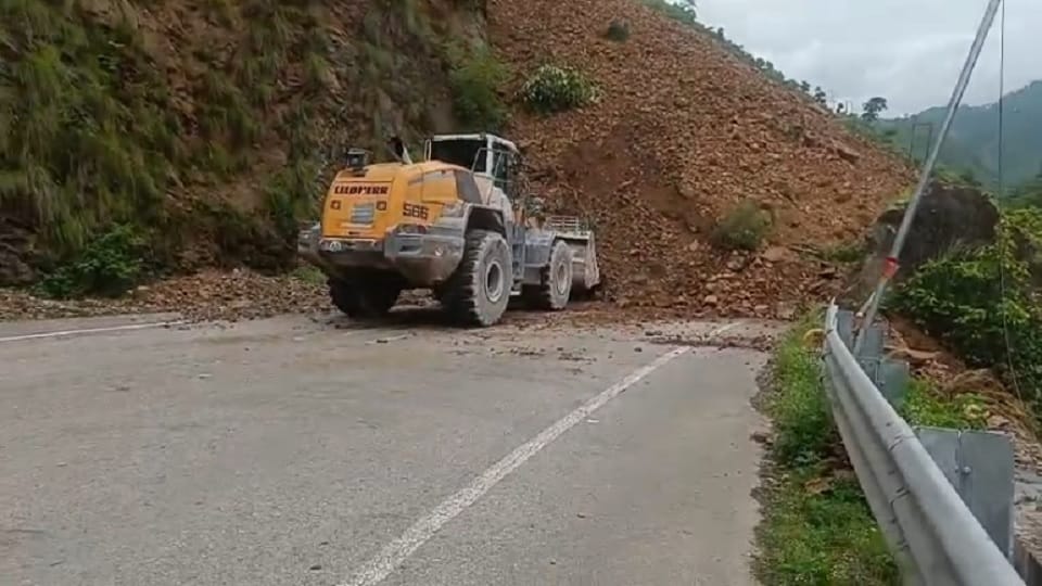 Rudraprayag: Kedarnath Highway... Rock broke and fell on Jawadi bypass