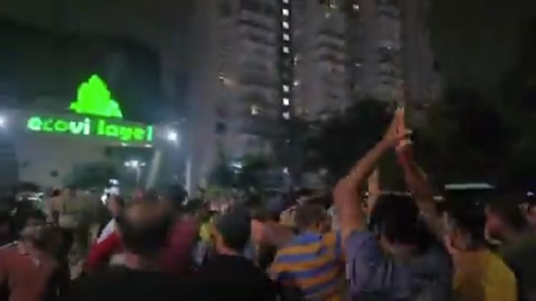 Greater Noida: पानी न आने के बाद फिर सड़कों पर उतरे ईको विलेज सोसाइटी के लोग, नहीं सुना किसी ने दुखड़ा