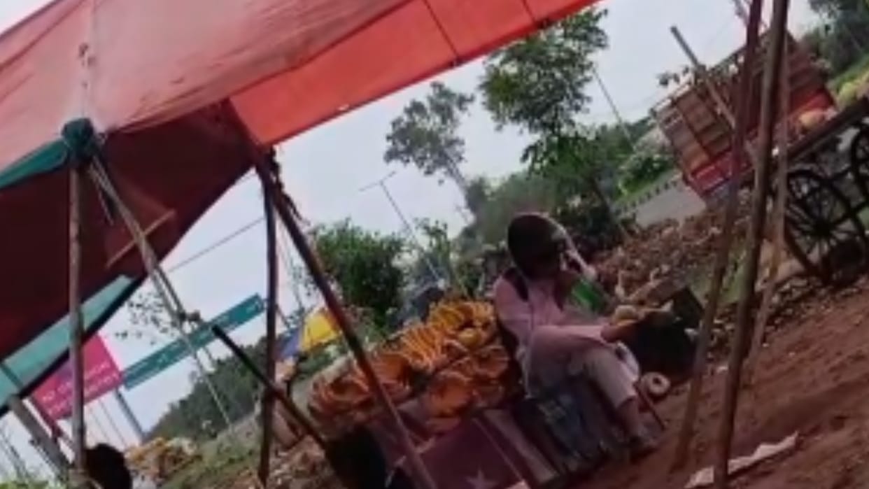 Bhopal Crime: Accused of spitting water on fruits, Hindu organizations created ruckus, fruit seller detained