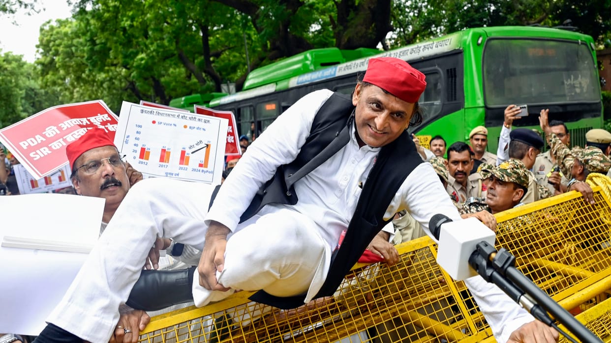 Akhilesh Yadav came into the limelight after crossing the barricades, is this a preparation for 2027 elections
