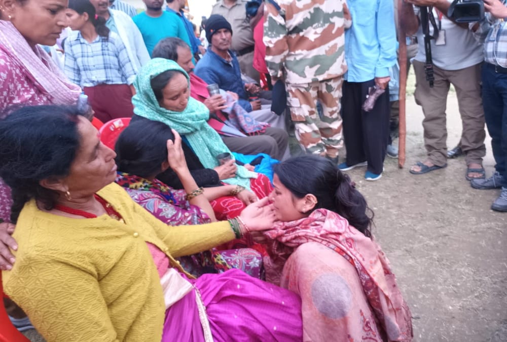 Uttarkashi Disaster people are moving towards Dharali in the hope of finding their loved ones alive