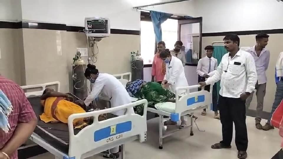 अस्पताल में भर्ती घायल महिलाएं