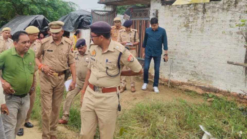 UP news body of teenager was found lying on bed bedsheet was stained with blood