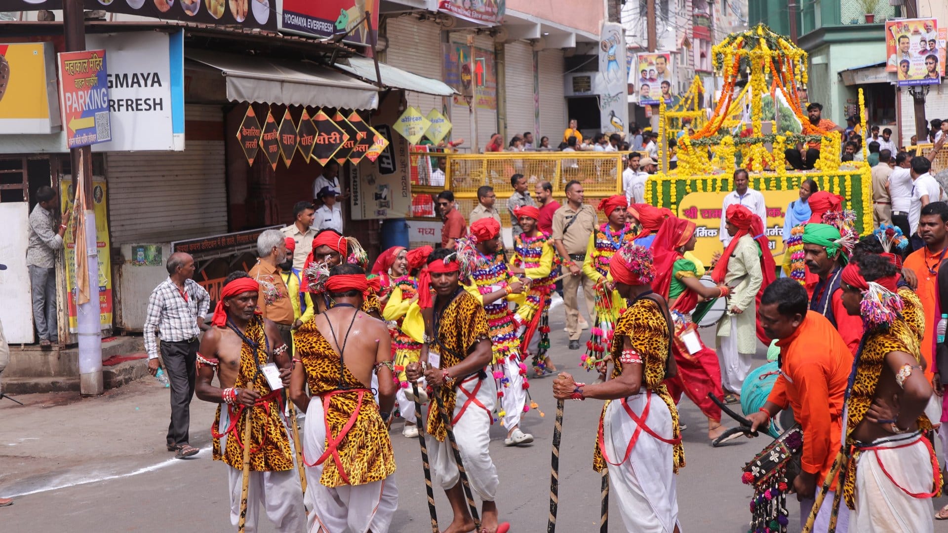 A huge crowd gathered for Baba's fifth ride, Ujjain reverberated with the chants of Jai Shri Mahakal
