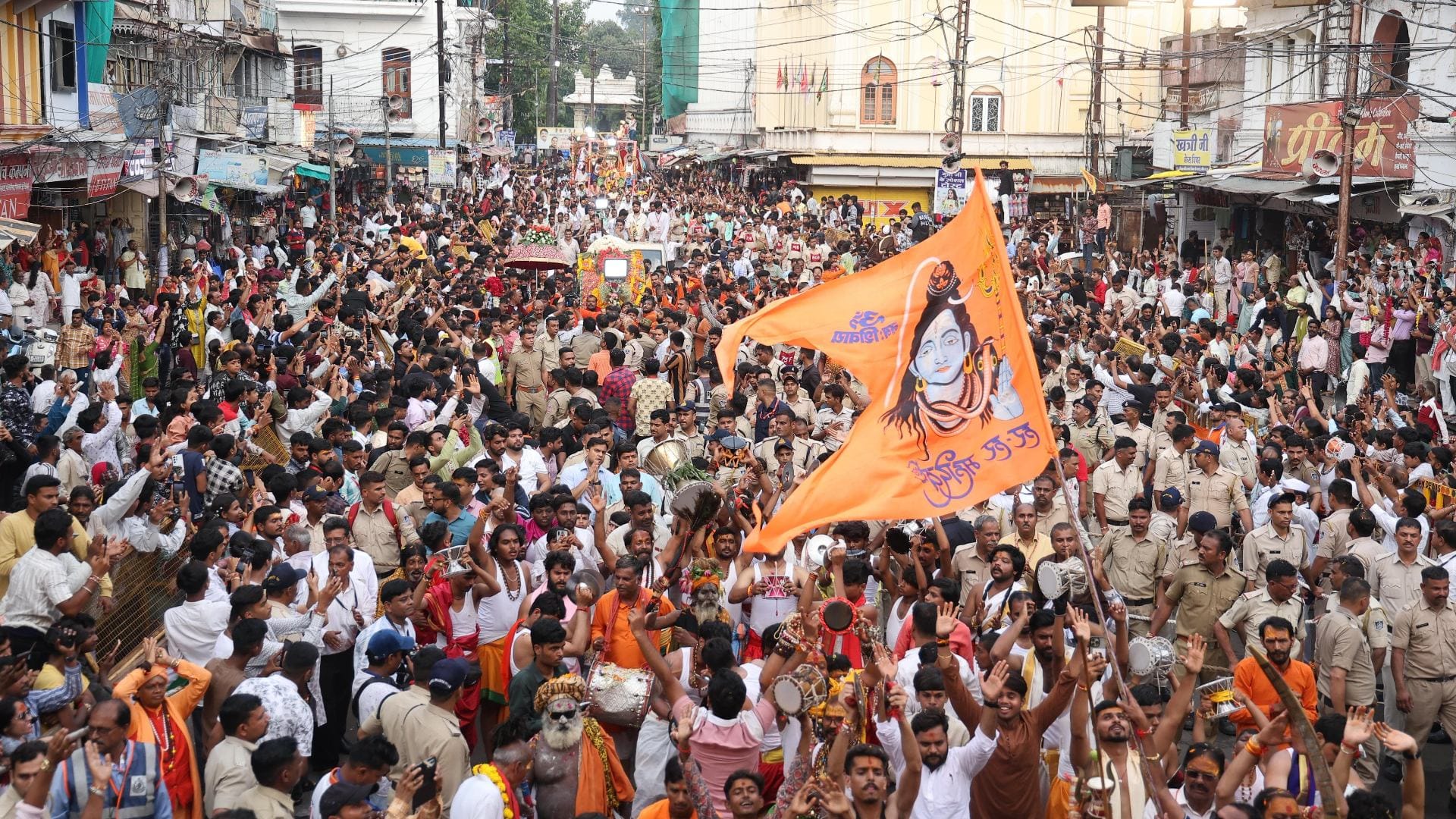 A huge crowd gathered for Baba's fifth ride, Ujjain reverberated with the chants of Jai Shri Mahakal