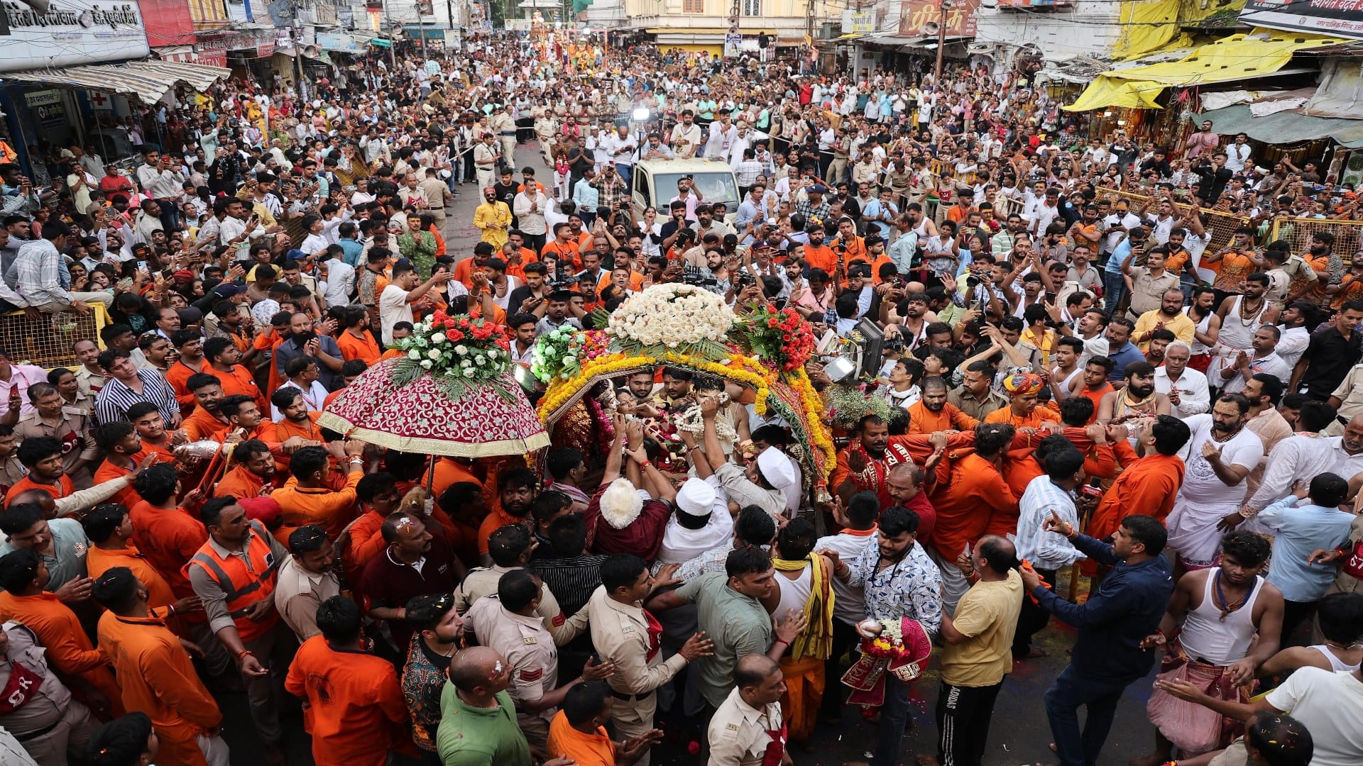 A huge crowd gathered for Baba's fifth ride, Ujjain reverberated with the chants of Jai Shri Mahakal