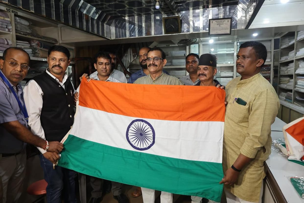 MP News: After buying the tricolor and indigenous products, VD Sharma said - there is a spirit of patriotism i