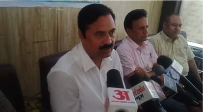 स्मार्ट मीटर की जानकारी देते अधिकारी