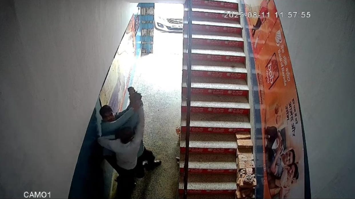 Bihar News : Clash between Kalyan Jewellers employees and criminals during robbery patna bihar police