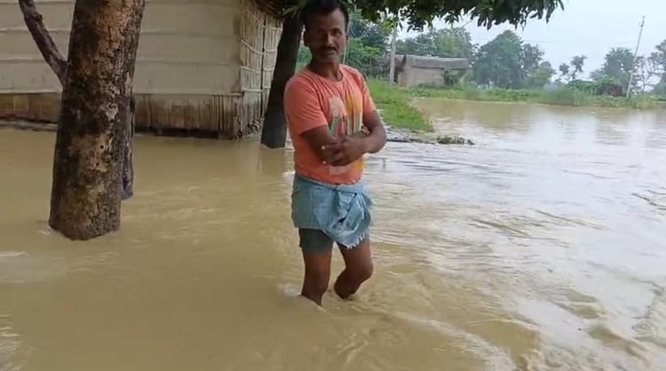 बिहार में रातो नदी का प्रचंड रूप: श्रीखंडी भिट्ठा और सिमियाही गांव जलमग्न, लोग ऊंचे ठिकानों पर शरण लेने पहुंचे