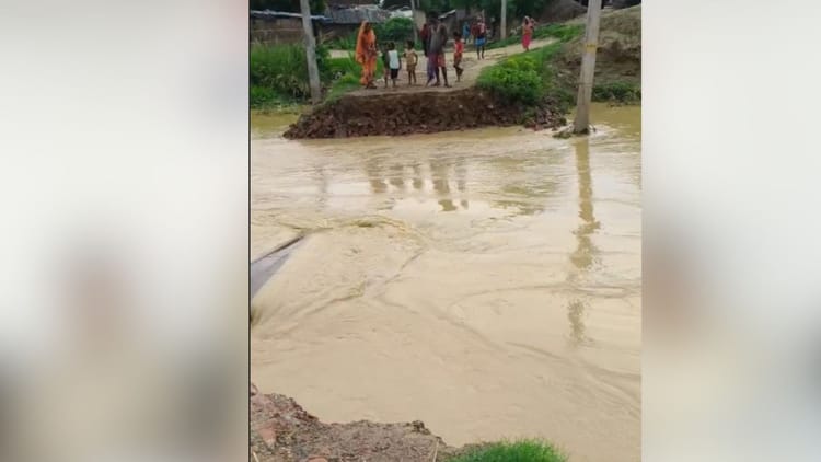 Bihar News: नेपाल से पानी छोड़े जाने के बाद सीतामढ़ी में हाहाकार, सड़क टूटी; गांवों में कैद लोग