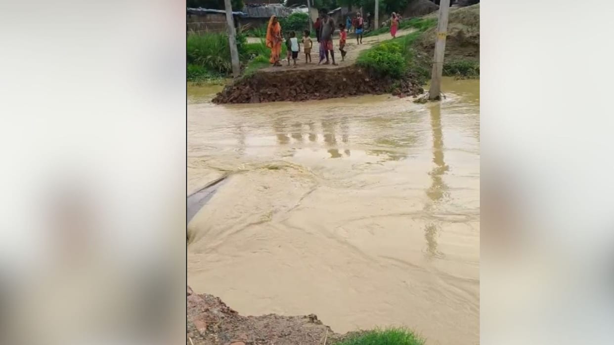Bihar News: Chaos in Sitamarhi after water was released from Nepal, road broken