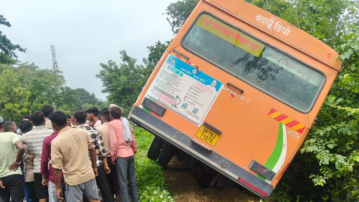 Roadways bus entered ditch while trying to save a private bus in Budaun