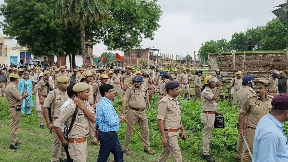 Fatehpur: People of Hindu organizations entered the disputed site, tried to vandalize