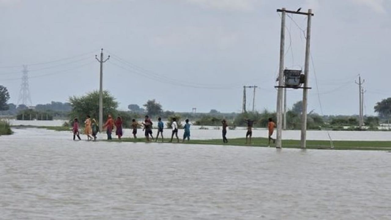 UP Floods Ganga water level above the danger mark and 39 villages affected in Badaun