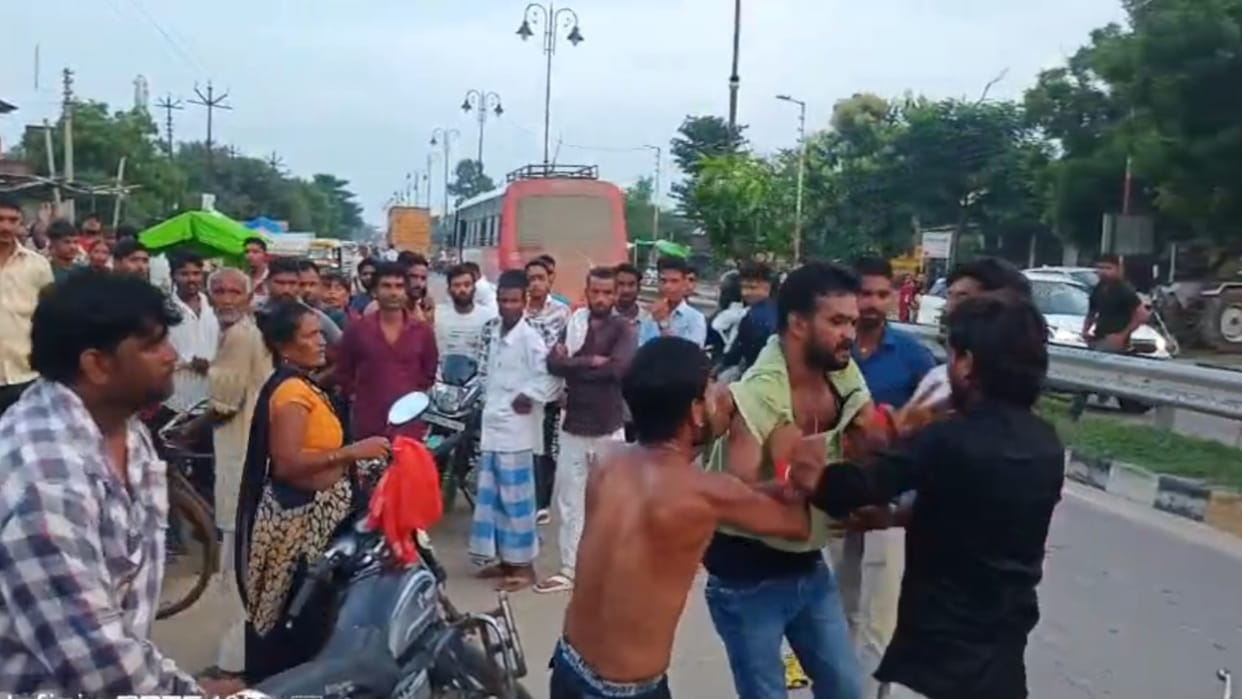 In Gorakhpur's Pipiganj, people fought among themselves for Rohu fish, tore each other's clothes