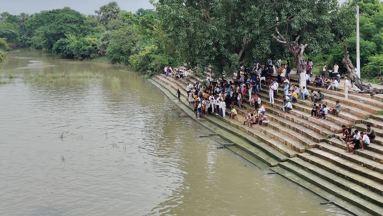 Bihar: Three friends jumped into the river, after four hours divers took out a body from the water