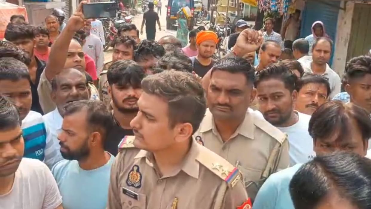 Villagers angry about theft incident and blocked road in ghazipur