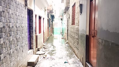 Flood in Varanasi 106 people found in flood affected areas have fever 286 have skin disease