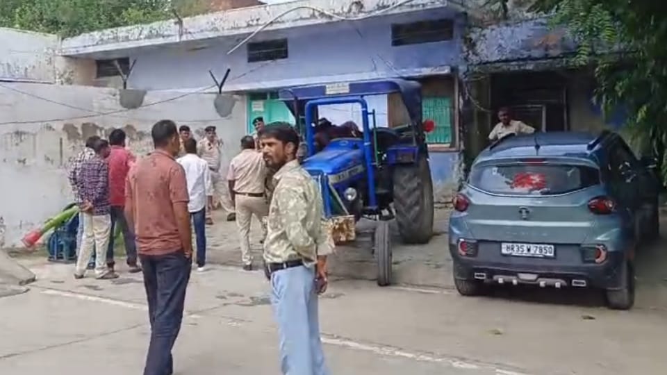 Employee hanged himself in Narnaul city council office police investigation