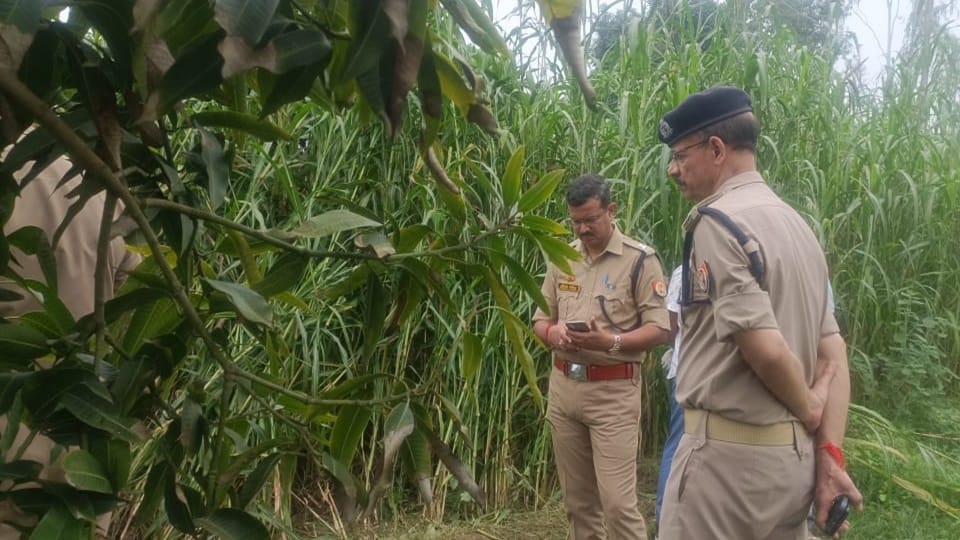 man murdered in Amroha and his body was thrown rope was found tied around his neck