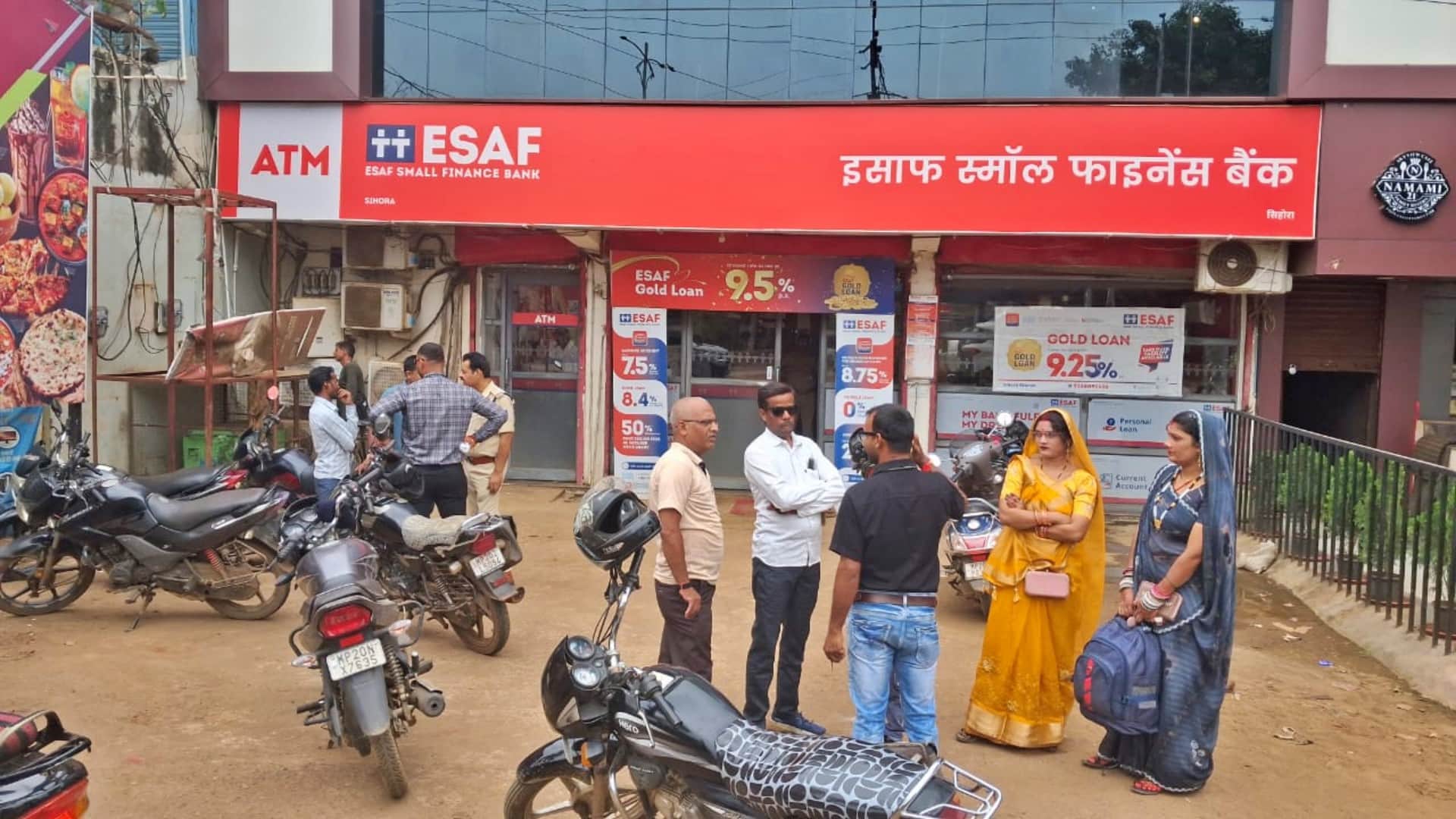 As soon as the bank opened, youths wearing helmets attacked and looted crores