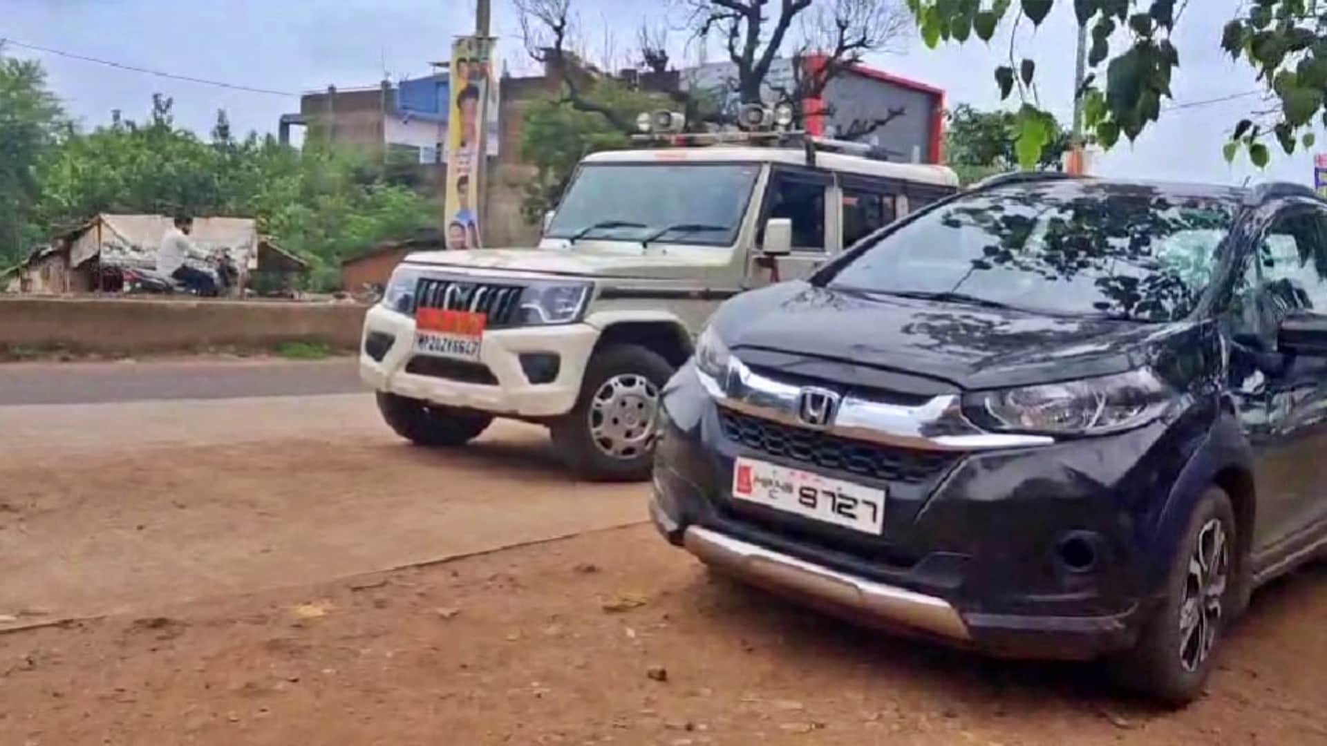 Jabalpur Crime News Bank Robbery Helmet-Wearing Robbers Escape with 10 Kg Gold and Cash