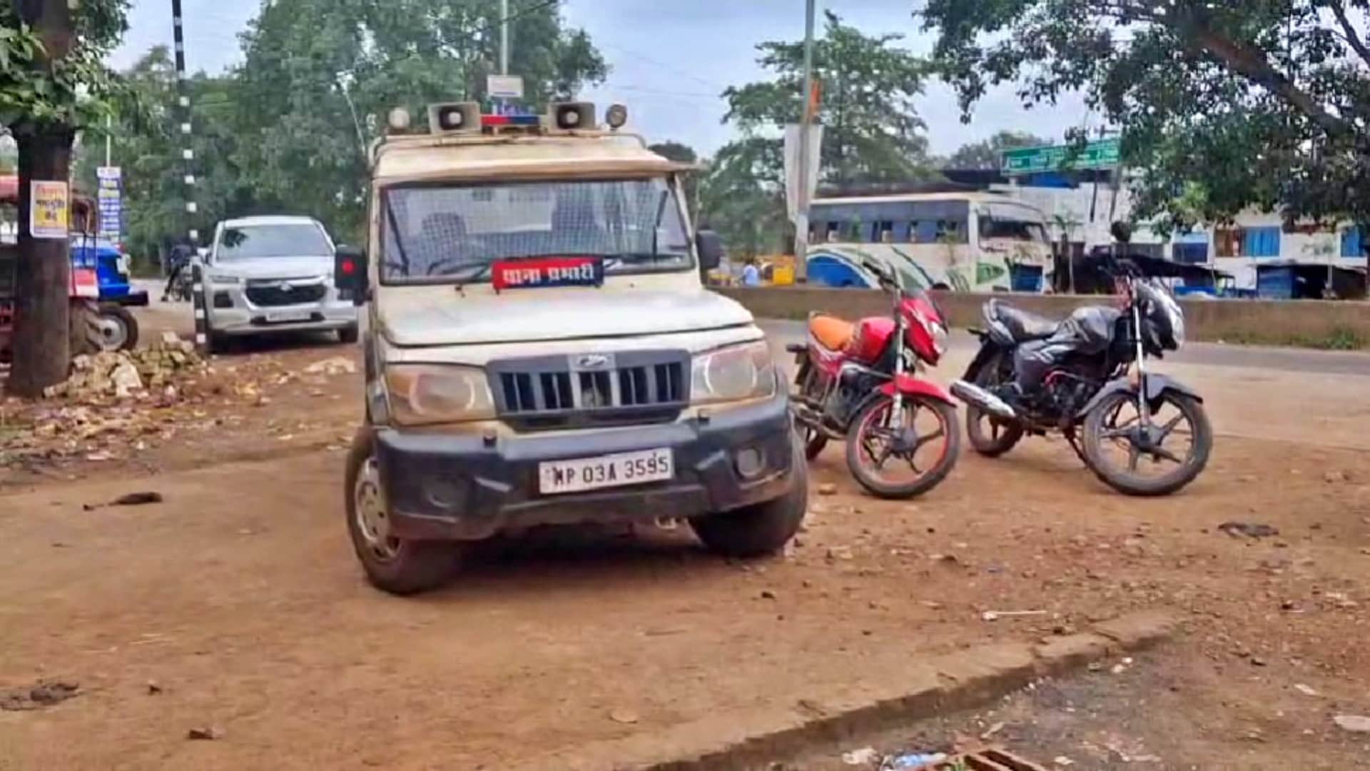 Jabalpur Crime News Bank Robbery Helmet-Wearing Robbers Escape with 10 Kg Gold and Cash