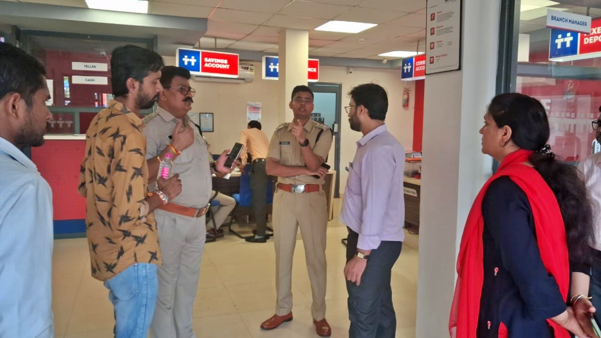 Jabalpur Crime News Bank Robbery Helmet-Wearing Robbers Escape with 10 Kg Gold and Cash