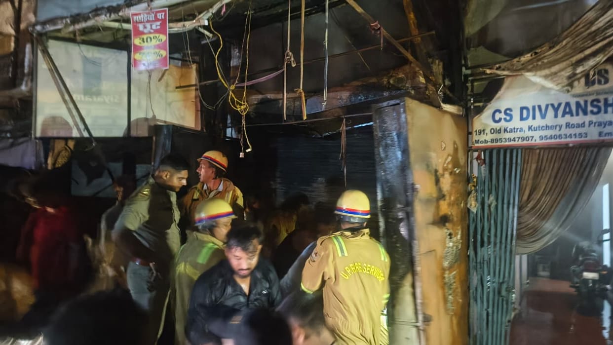 Prayagraj News: A massive fire broke out in a clothes shop in Katra, goods worth lakhs burnt to ashes