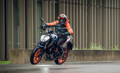KTM 160 Duke Motorcycle launched in India Know Price Features Specifications