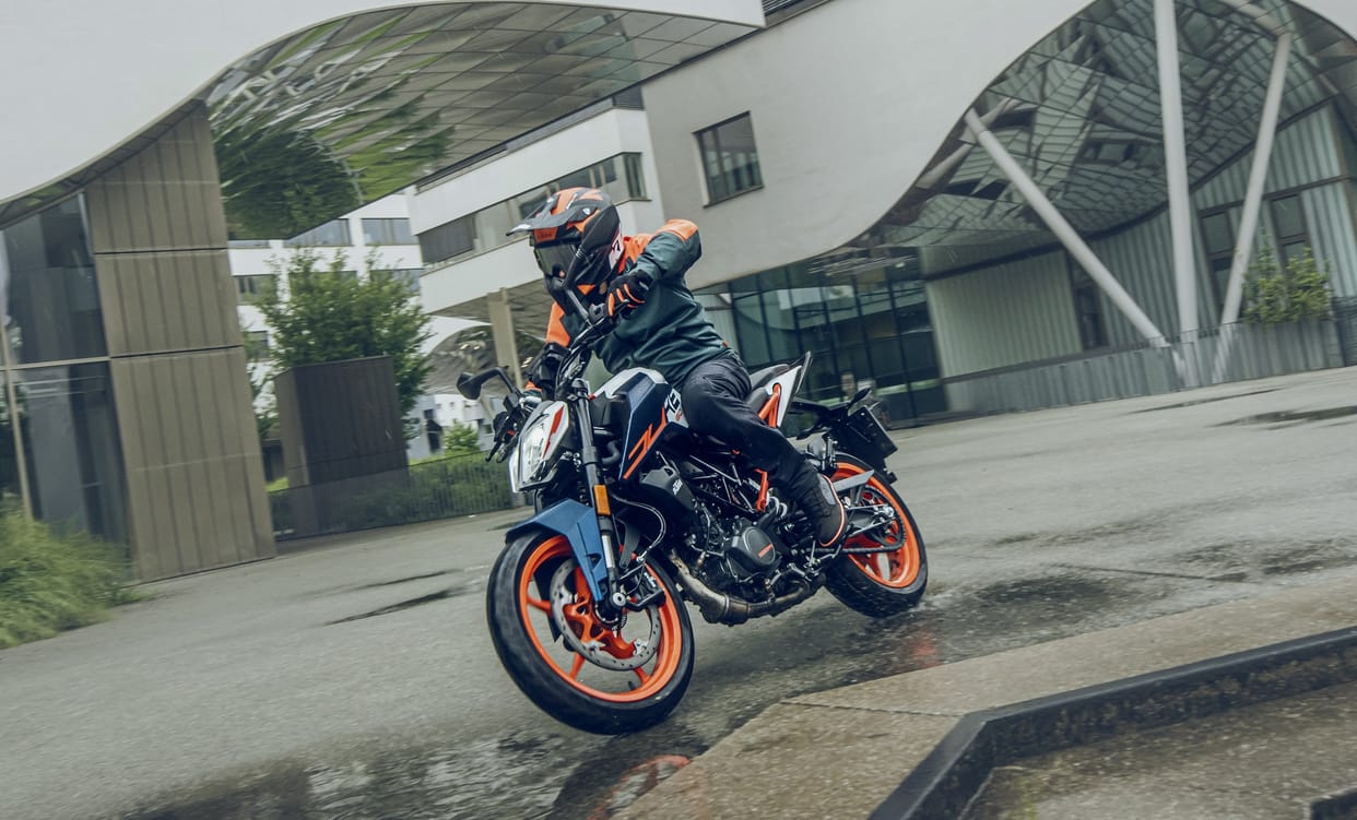KTM 160 Duke Motorcycle launched in India Know Price Features Specifications