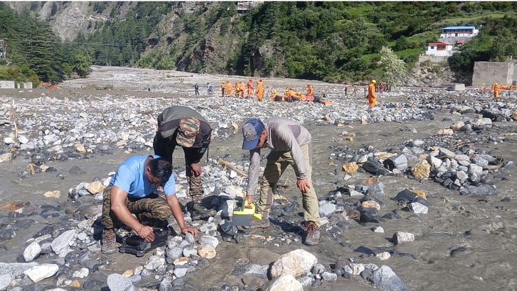 उत्तरकाशी आपदा: जेवर-रेको डिटेक्टर मशीनें मलबे में तलाश रहीं जिंदगी, धराली गांव के ऊपर लगाया वॉर्निंग सिस्टम