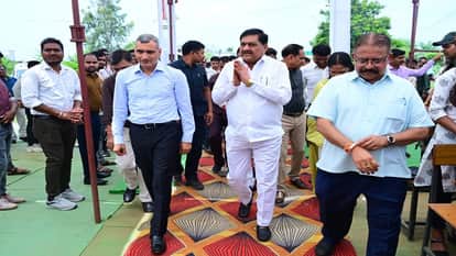 One tree in the name of mother 2.0 campaign Minister Dayal Das Baghel planted saplings in Navagarh in Bemetara