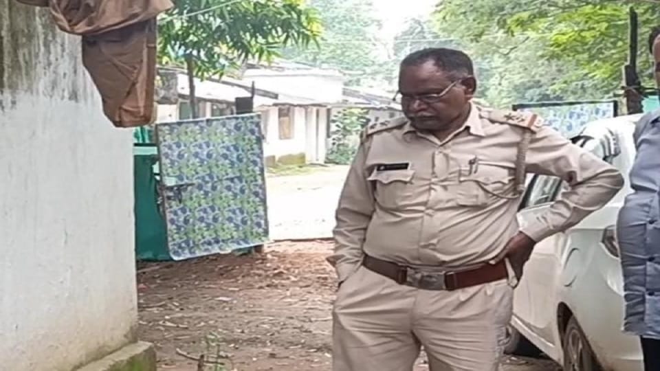 Theft in Deputy Ranger house family had gone to village to celebrate Rakshabandhan 30 thousand cash and jewelr