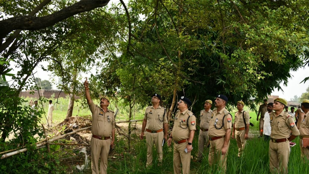 girlfriend boyfriend found hanging from a plum tree murder alleged in Budaun