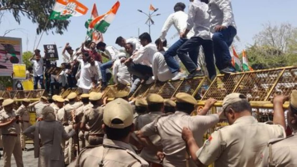 Ajmer News: Youth Congress Protests Broken Roads and Filth, Alleges Multi-Crore Scam in the Name of Smart City