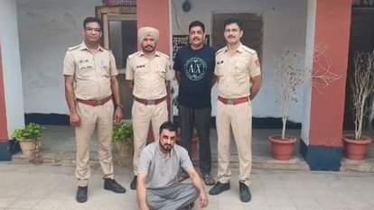 पुलिस की गिरफ्त में आरोपी असलम शाह।