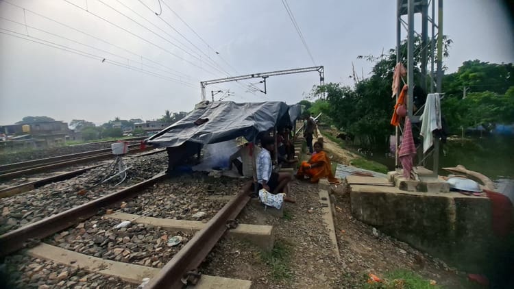 Bihar: मुंगेर में गंगा खतरे के निशान से 54 सेंटीमीटर ऊपर, बाढ़ पीड़ित रेल पटरी के किनारे बना रहे आशियाना